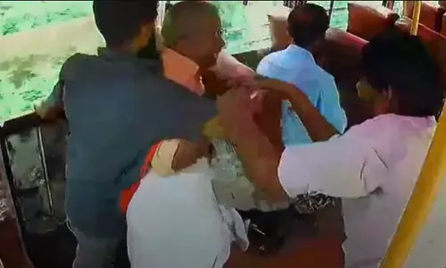 ബസിൽ കയറുന്നതിനിടെ കാലിടറി; യാത്രക്കാരന് രക്ഷകനായി ജീവനക്കാരൻ