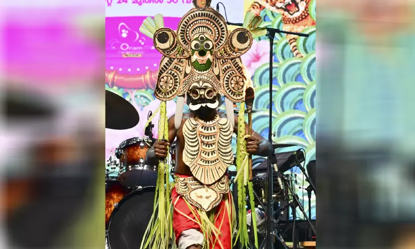കൗതുകമുണർത്തി അലാമിക്കളിയും കണ്യാർകളിയും കൗതുകമുണർത്തി അലാമിക്കളിയും കണ്യാർകളിയും