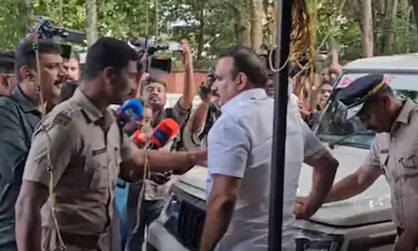 മുഖ്യമന്ത്രിയെ തടഞ്ഞ സംഭവം: സുരക്ഷ വീഴ്ചയുണ്ടായതായി വിലയിരുത്തൽ മുഖ്യമന്ത്രിയെ തടഞ്ഞ സംഭവം: സുരക്ഷ വീഴ്ചയുണ്ടായതായി വിലയിരുത്തൽ