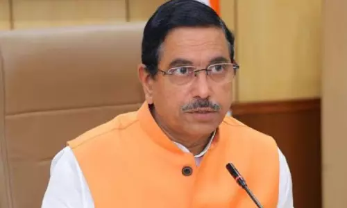 അ​ഴി​മ​തി ന​ട​ത്തി​യ ഐ.​എ.​എ​സ് ഉ​ദ്യോ​ഗ​സ്ഥ​നെ ക​ർ​ണാ​ട​ക സ​ർ​ക്കാ​ർ സം​ര​ക്ഷി​ക്കു​ന്നു: മ​ന്ത്രി പ്ര​ള്‍ഹാ​ദ് ജോ​ഷി