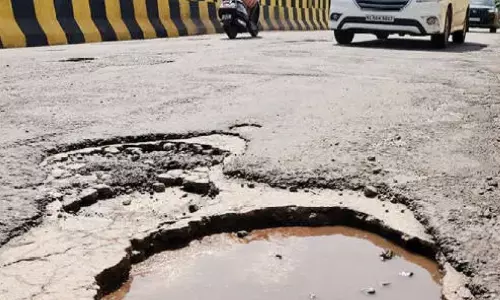 ദേശീയപാതയിലെ പടന്നക്കാട് മേല്‍പാലം; അപകട ഭീഷണിയുയർത്തി കുഴികൾ