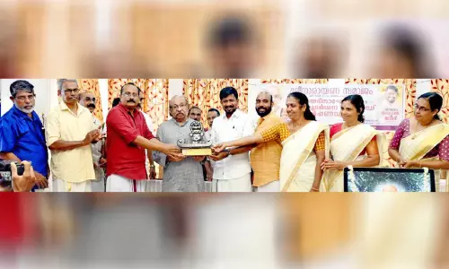 കെ. സച്ചിദാനന്ദന് ഗുരുദർശന അവാർഡ് സമർപ്പിച്ചു കെ. സച്ചിദാനന്ദന് ഗുരുദർശന അവാർഡ് സമർപ്പിച്ചു