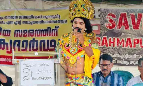 കുടിവെള്ളത്തിൽ മാലിന്യം; ബ്രഹ്മപുരത്ത് കറുപ്പണിഞ്ഞ് തിരുവോണം