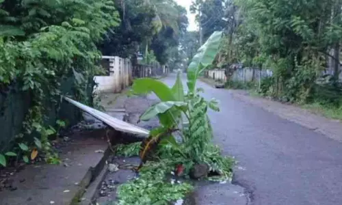 കു​ടി​വെ​ള്ള പൈ​പ്പ് പൊ​ട്ടി കു​ഴി​ക​ൾ ക​വ​ര​പ്പാ​ടി​ന​ട റോ​ഡി​ൽ ​ദു​രി​തം