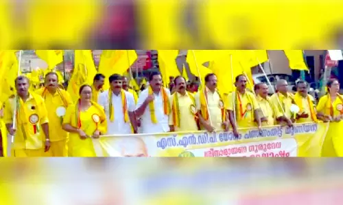 നാട് പീതവർണമണിഞ്ഞു; എങ്ങും ശ്രീനാരായണ ഗുരു ജയന്തി ആഘോഷം