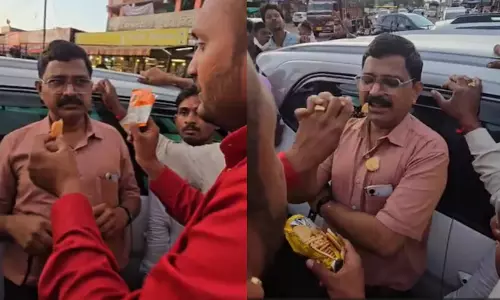 കൈക്കൂലി ആരോപണം; കാലാവധി കഴിഞ്ഞ ബിസ്കറ്റ് ഭക്ഷ്യസുരക്ഷാ ഉദ്യോഗസ്ഥനെ കൊണ്ട് കഴിപ്പിച്ച് നാട്ടുകാരുടെ പ്രതിഷേധം