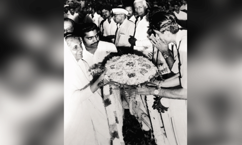 ഒരു സ്വീകരണത്തിനിടെ ഇന്ദിര ഗാന്ധി