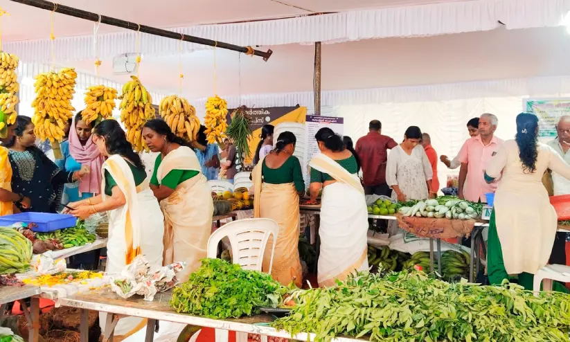 ഓണം വിപണനമേള; എറണാകുളം ജില്ലയിൽ ഒത്തൊരുമയിൽ കുടുംബശ്രീ നേടിയത് 3.67 കോടി ഓണം വിപണനമേള; എറണാകുളം ജില്ലയിൽ ഒത്തൊരുമയിൽ കുടുംബശ്രീ നേടിയത് 3.67 കോടി