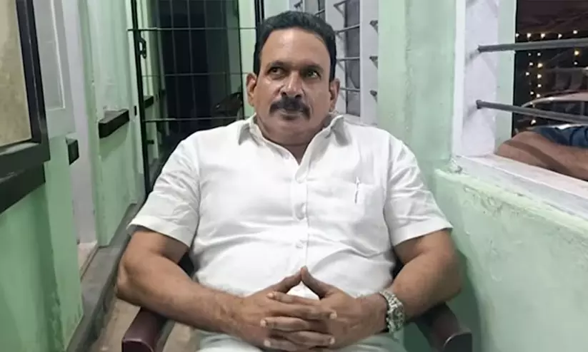 ചേന്തി അനിലിന്റെ മൊബൈൽ ഫോൺ പിടിച്ചെടുക്കാൻ പൊലീസ്; ഫോൺ വിട്ടുനൽകിയതിൽ വിവാദം ചേന്തി അനിലിന്റെ മൊബൈൽ ഫോൺ പിടിച്ചെടുക്കാൻ പൊലീസ്; ഫോൺ വിട്ടുനൽകിയതിൽ വിവാദം