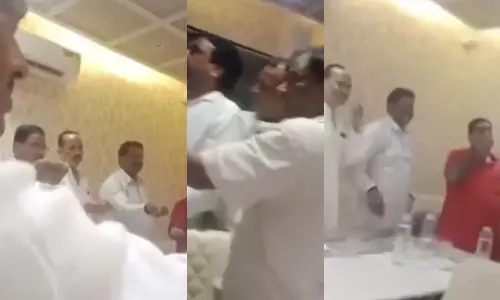 ‘കൈക്കൂലി നമ്മൾ തുല്യമായി വീതിക്കും’; ഗംഗാജലം കയ്യിലേന്തി ഉത്തർപ്രദേശിൽ കൗൺസിലർമാരുടെ പ്രതിജ്ഞ