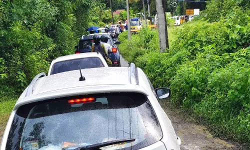 അറ്റകുറ്റപ്പണിക്കായി ഊട്ടറ റെയില്‍വേ ഗേറ്റ് അടച്ചു; വഴിമുട്ടി യാത്രക്കാർ