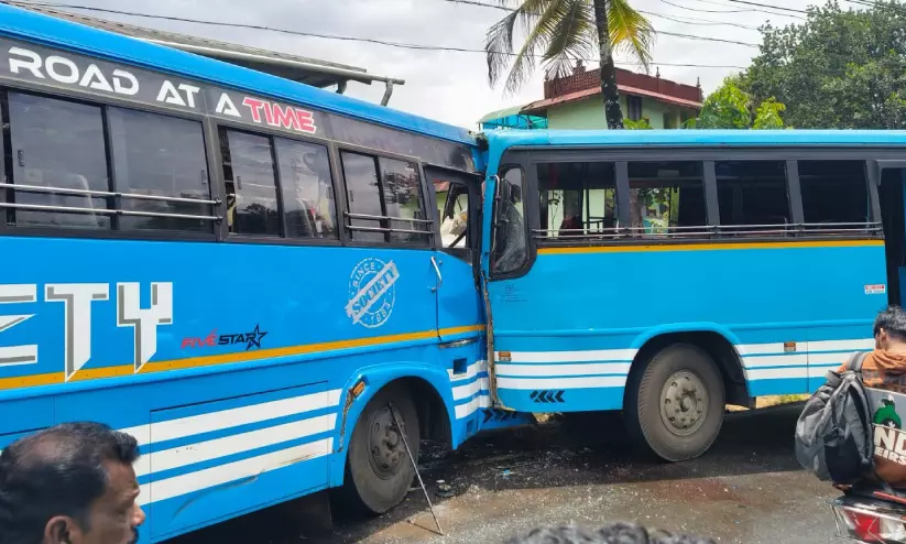 കൊല്ലത്ത് സ്വകാര്യ ബസുകൾ കൂട്ടിയിടിച്ച് 34 പേർക്ക് പരിക്ക് കൊല്ലത്ത് സ്വകാര്യ ബസുകൾ കൂട്ടിയിടിച്ച് 34 പേർക്ക് പരിക്ക്