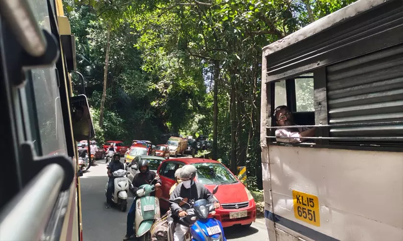 ഞായറാഴ്ച ലോറി, തിങ്കളാഴ്ച ബസ്; താമരശ്ശേരി ചുരത്തിൽ ഗതാഗതക്കുരുക്കൊഴിയാതെ യാത്രക്കാരുടെ ദുരിതം ഞായറാഴ്ച ലോറി, തിങ്കളാഴ്ച ബസ്; താമരശ്ശേരി ചുരത്തിൽ ഗതാഗതക്കുരുക്കൊഴിയാതെ യാത്രക്കാരുടെ ദുരിതം