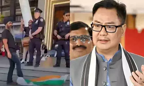 കാലിൽ ഇന്ത്യൻ ദേശീയ പതാക കെട്ടി, മറ്റൊന്ന് കീറിയെറിഞ്ഞു: ന്യൂയോർക്കിലെ പ്രതിഷേധക്കാർക്ക് കിരൺ റിജിജുവിന്റെ രൂക്ഷ വിമർശനം കാലിൽ ഇന്ത്യൻ ദേശീയ പതാക കെട്ടി, മറ്റൊന്ന് കീറിയെറിഞ്ഞു: ന്യൂയോർക്കിലെ പ്രതിഷേധക്കാർക്ക് കിരൺ റിജിജുവിന്റെ രൂക്ഷ വിമർശനം