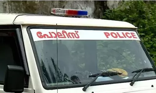 കളർ കോപ്പി ഹാൾ ടിക്കറ്റ്: പരീക്ഷാഹാളിന് മുന്നിൽ കാവലാളായി, പിന്നെ രക്ഷകരുമായി കേരള പൊലീസ് കളർ കോപ്പി ഹാൾ ടിക്കറ്റ്: പരീക്ഷാഹാളിന് മുന്നിൽ കാവലാളായി, പിന്നെ രക്ഷകരുമായി കേരള പൊലീസ്