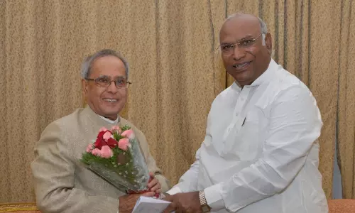 ‘സമാധാനം നമ്മുടെ ആശയമാകണം, പുരോഗതി ലക്ഷ്യവും’; പ്രണബ് മുഖർജിയെ അനുസ്മരിച്ച് ഖാർഗെ