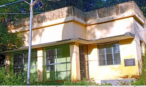 സ​ർ​ക്കാ​ർ കെ​ട്ടി​ടം നാ​ശ​ത്തി​ന്റെ വ​ക്കി​ല്‍; അ​ധി​കൃ​ത​രു​ടെ അ​നാ​സ്ഥയെന്ന് ആരോപണം