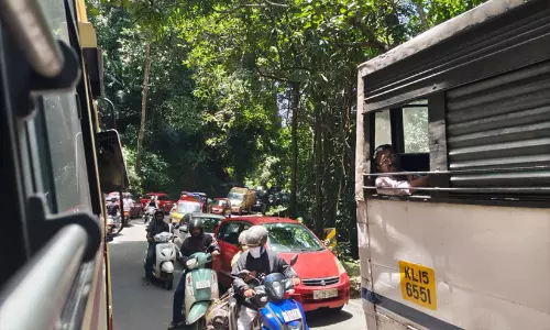 ഞായറാഴ്ച ലോറി, തിങ്കളാഴ്ച ബസ്; താമരശ്ശേരി ചുരത്തിൽ ഗതാഗതക്കുരുക്കൊഴിയാതെ യാത്രക്കാരുടെ ദുരിതം