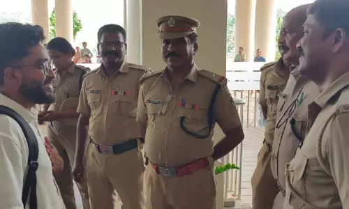 സർട്ടിഫിക്കറ്റിന്റെ പകർപ്പ് നഷ്ടപ്പെട്ടു; പി.ജി. നീറ്റ് പരീക്ഷയെഴുതാനെത്തിയ ഡോക്ടർക്ക് തുണയായി പൊലീസ് സർട്ടിഫിക്കറ്റിന്റെ പകർപ്പ് നഷ്ടപ്പെട്ടു; പി.ജി. നീറ്റ് പരീക്ഷയെഴുതാനെത്തിയ ഡോക്ടർക്ക് തുണയായി പൊലീസ്