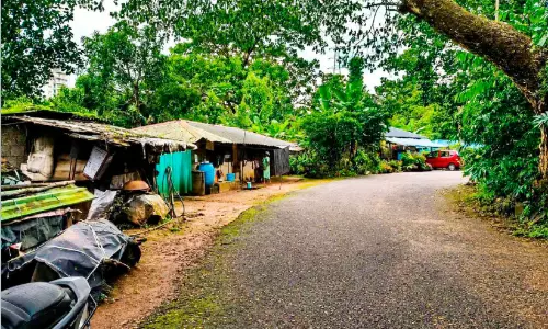 മലങ്കരയിലെ പുനരധിവാസം പാതിവഴിയിൽ; ഏഴ് കുടുംബങ്ങൾ പെരുവഴിയിൽ മലങ്കരയിലെ പുനരധിവാസം പാതിവഴിയിൽ; ഏഴ് കുടുംബങ്ങൾ പെരുവഴിയിൽ