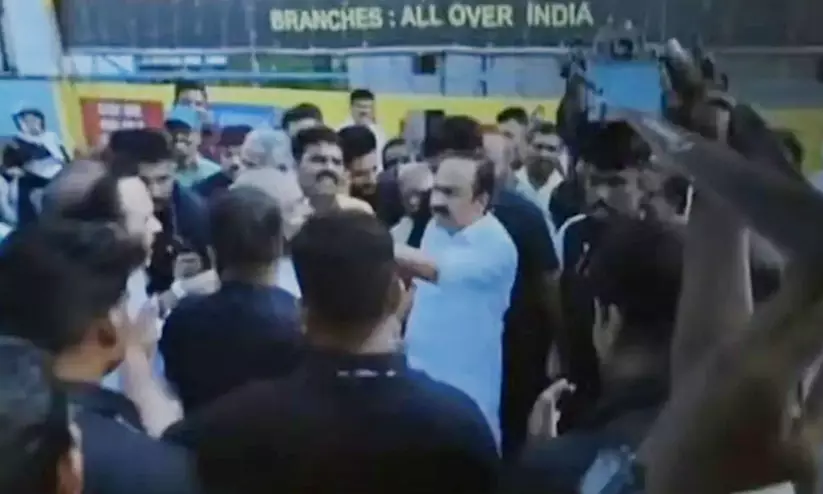 മുഖ്യമന്ത്രിയെ തടഞ്ഞസംഭവം: ഗൂഡാലോചനക്കുറ്റം ചുമത്തി, വിട്ടുകൊടുത്ത ഫോൺ തിരിച്ചുവാങ്ങി മുഖ്യമന്ത്രിയെ തടഞ്ഞസംഭവം: ഗൂഡാലോചനക്കുറ്റം ചുമത്തി, വിട്ടുകൊടുത്ത ഫോൺ തിരിച്ചുവാങ്ങി
