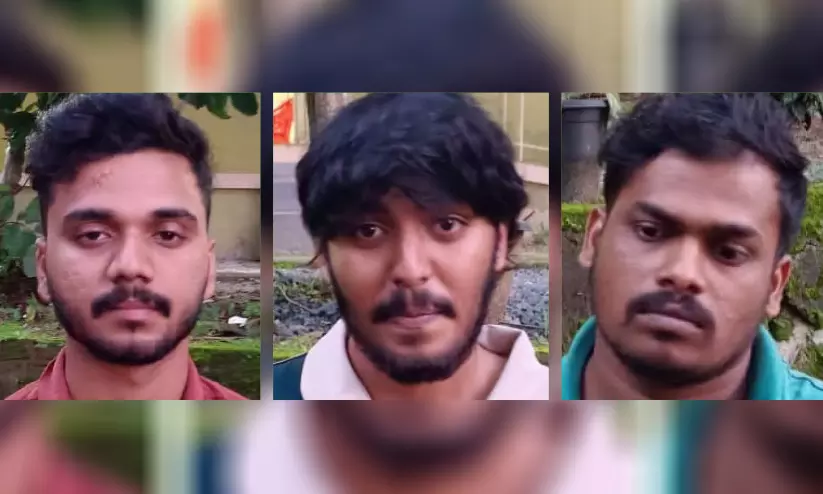 തോൽപെട്ടിയിൽ വൻ കുഴൽപണ വേട്ട തോൽപെട്ടിയിൽ വൻ കുഴൽപണ വേട്ട