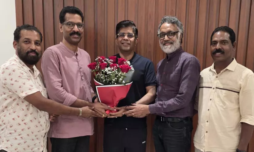 പമ്പാവാസൻ നായരെ അനുമോദിച്ചു പമ്പാവാസൻ നായരെ അനുമോദിച്ചു