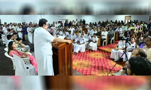 കണ്ണൂർ ഗവ. മെഡിക്കൽ കോളജ്; തുറന്നവേദിയിൽ പരാതികേട്ട് ആരോഗ്യ മന്ത്രി കണ്ണൂർ ഗവ. മെഡിക്കൽ കോളജ്; തുറന്നവേദിയിൽ പരാതികേട്ട് ആരോഗ്യ മന്ത്രി