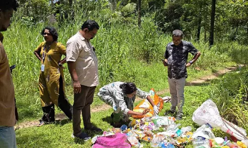 കുളത്തിൽ മാലിന്യം തള്ളിയവർക്കെതിരെ നടപടിയുമായി അധികൃതർ കുളത്തിൽ മാലിന്യം തള്ളിയവർക്കെതിരെ നടപടിയുമായി അധികൃതർ