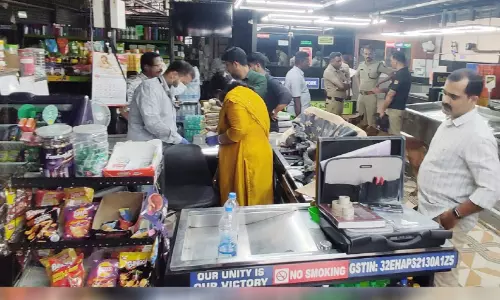 പാലാ നഗരത്തിൽ ഒറ്റ രാത്രിയിൽ നാല് കടകളിൽ മോഷണം പാലാ നഗരത്തിൽ ഒറ്റ രാത്രിയിൽ നാല് കടകളിൽ മോഷണം