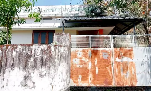 ബഡ്സ് സ്കൂളിനും വൃദ്ധസദനത്തിനുമായി നിർമിച്ച കെട്ടിടങ്ങൾ കാടുകയറി നശിക്കുന്നു