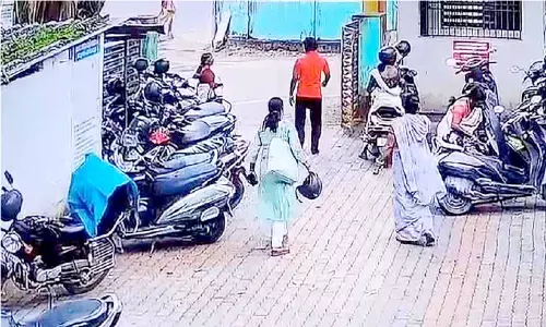 ഹെൽമറ്റ് മോഷ്ടിച്ചു; ദൃശ്യം വൈറലായതോടെ തിരികെ ഏൽപിച്ച് മധ്യവയസ്ക
