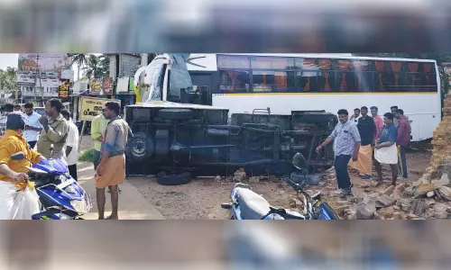 അമിത വേഗം: നിയന്ത്രണം വിട്ട ലോറി വീടിന്റെ ഭിത്തിയിലും ടൂറിസ്റ്റ് ബസിലും ഇടിച്ച് മറിഞ്ഞു അമിത വേഗം: നിയന്ത്രണം വിട്ട ലോറി വീടിന്റെ ഭിത്തിയിലും ടൂറിസ്റ്റ് ബസിലും ഇടിച്ച് മറിഞ്ഞു