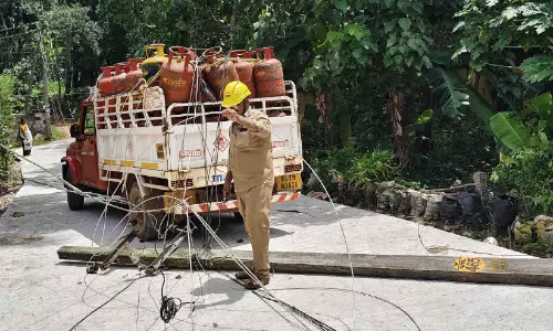 ശക്തമായ കാറ്റ്; വൈദ്യുതി തൂൺ ഗ്യാസ് സിലിണ്ടര്‍ വാഹനത്തിന് മുകളിൽ വീണു, വന്‍ ദുരന്തം ഒഴിവായി