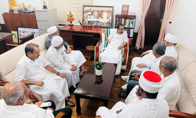 വിമർശനത്തിന് പിന്നാലെ മുഖ്യമന്ത്രിയെ സന്ദർശിച്ച് കാന്തപുരം നേതാക്കൾ വിമർശനത്തിന് പിന്നാലെ മുഖ്യമന്ത്രിയെ സന്ദർശിച്ച് കാന്തപുരം നേതാക്കൾ