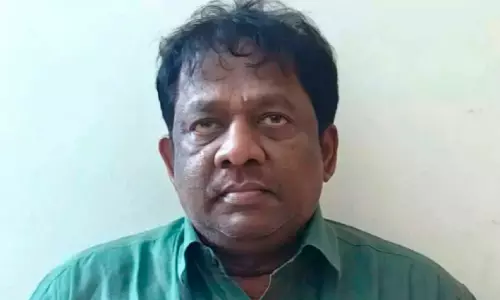 അ​ന്വേ​ഷ​ണ ഉ​ദ്യോ​ഗ​സ്ഥ വേ​ഷ​ത്തി​ൽ ത​ട്ടി​പ്പ്: മ​ല​യാ​ളി അ​റ​സ്റ്റി​ൽ