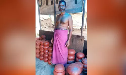 ഉടഞ്ഞുതീരുന്ന കുംഭാര ജീവിതങ്ങൾ; കാരത്തൂർ മേഖലയിലെ പലരും കുലത്തൊഴിൽ ഉപേക്ഷിക്കാൻ ഒരുങ്ങുന്നു ഉടഞ്ഞുതീരുന്ന കുംഭാര ജീവിതങ്ങൾ; കാരത്തൂർ മേഖലയിലെ പലരും കുലത്തൊഴിൽ ഉപേക്ഷിക്കാൻ ഒരുങ്ങുന്നു