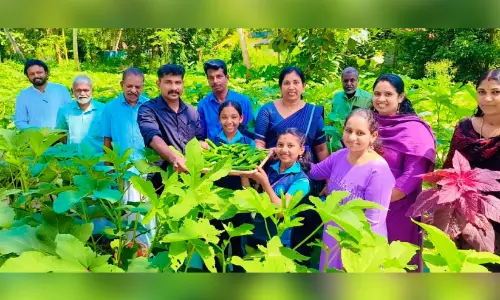 മണ്ണിൽ പകർത്തിയെഴുതിയ കൃഷിപാഠം മണ്ണിൽ പകർത്തിയെഴുതിയ കൃഷിപാഠം