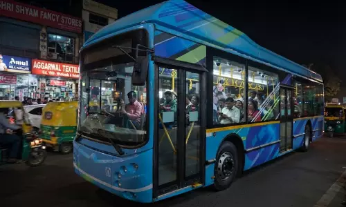 ബസിൽ പാനിക് ബട്ടണും ട്രാക്കിങ് സംവിധാനവും വേണം, കർട്ടൻ വേണ്ട; കൂട്ടബലാത്സംഗത്തിന് പിന്നാലെ ഡൽഹിയിൽ കർശനനിർദേശം