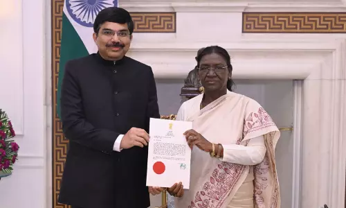 ഖത്തറിലെ പുതിയ ഇന്ത്യൻ അംബാസഡർ ഡോ. കെ. ശ്രീകർ റെഡ്ഡി രാഷ്ട്രപതിയിൽനിന്ന് നിയമനപത്രം സ്വീകരിച്ചു