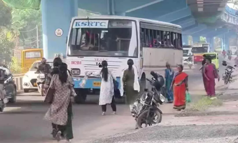 പ്രിയദർശിനി സൗജന്യയാത്ര ബസുകൾ സ്റ്റോപ്പുകളിൽ നിർത്തുന്നില്ലെന്ന് പരാതി പ്രിയദർശിനി സൗജന്യയാത്ര ബസുകൾ സ്റ്റോപ്പുകളിൽ നിർത്തുന്നില്ലെന്ന് പരാതി