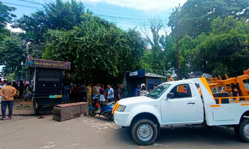 ആലപ്പുഴ നഗരത്തിൽ പാതയോര കൈയേറ്റങ്ങൾ ഒഴിപ്പിച്ചുതുടങ്ങി ആലപ്പുഴ നഗരത്തിൽ പാതയോര കൈയേറ്റങ്ങൾ ഒഴിപ്പിച്ചുതുടങ്ങി