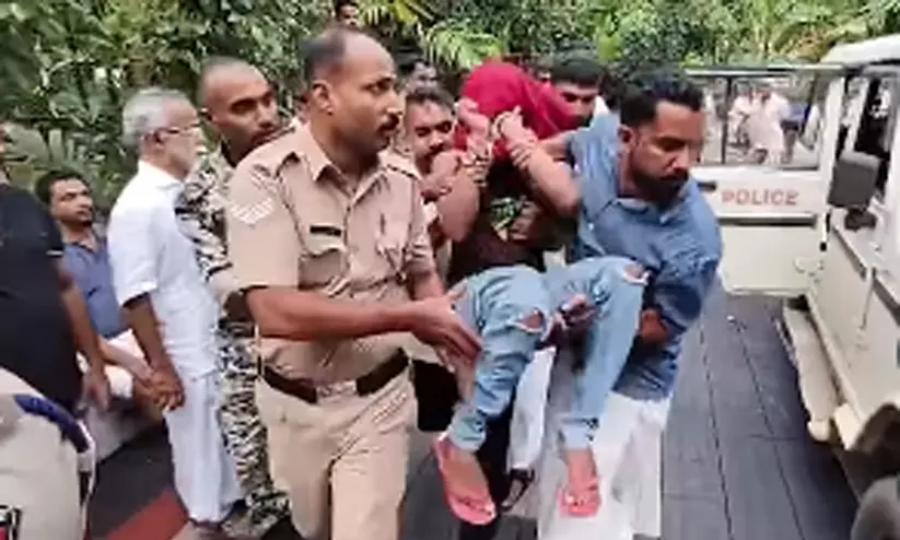 ജീപ്പിൽ നിന്നിറങ്ങാൻ മടിച്ച മോഷണക്കേസ് പ്രതി: പൊലീസും നാട്ടുകാരും ചേർന്ന് തൂക്കിയെടുത്തു തെളിവെടുപ്പ് പൂർത്തിയാക്കി ജീപ്പിൽ നിന്നിറങ്ങാൻ മടിച്ച മോഷണക്കേസ് പ്രതി: പൊലീസും നാട്ടുകാരും ചേർന്ന് തൂക്കിയെടുത്തു തെളിവെടുപ്പ് പൂർത്തിയാക്കി
