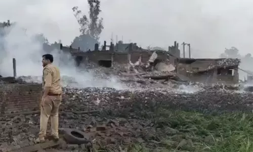 കൗ​സം​ബി പ​ട​ക്ക​നി​ർ​മാ​ണ​ശാ​ല സ്ഫോ​ട​നം; പ്ര​തി​യു​ടെ വീ​ട് ഇ​ടി​ച്ചു​നി​ര​ത്തി, മ​ര​ണം 14 ആ​യി