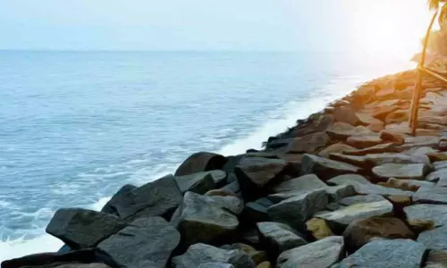 സാ​മൂ​ഹി​കാ​ഘാ​ത പ​ഠ​നം ന​ട​ത്തി; പൊ​ന്നാ​നി​യി​ൽ ക​ട​ലാ​ക്ര​മ​ണം ത​ട​യാ​ൻ ടെ​ട്രാ​പോ​ഡ് പ​ദ്ധ​തി വ​രു​ന്നു
