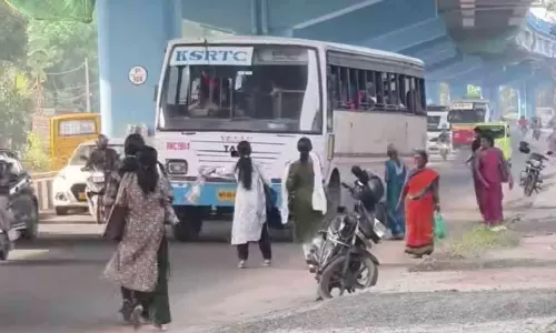 പ്രിയദർശിനി സൗജന്യയാത്ര ബസുകൾ സ്റ്റോപ്പുകളിൽ നിർത്തുന്നില്ലെന്ന് പരാതി