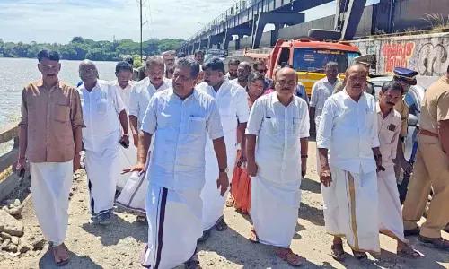 ദുരിതക്കണ്ണീർ തുടക്കാം; യാത്രാ ദുരിതത്തിന് അറുതിയായി, തണ്ണീർമുക്കം ബണ്ട് റോഡിന് ഒടുവിൽ അറ്റകുറ്റപ്പണി ദുരിതക്കണ്ണീർ തുടക്കാം; യാത്രാ ദുരിതത്തിന് അറുതിയായി, തണ്ണീർമുക്കം ബണ്ട് റോഡിന് ഒടുവിൽ അറ്റകുറ്റപ്പണി
