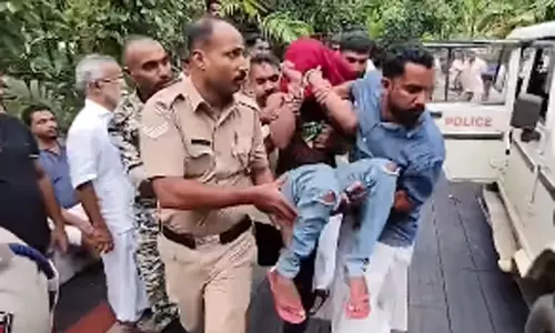 ജീപ്പിൽ നിന്നിറങ്ങാൻ മടിച്ച മോഷണക്കേസ് പ്രതി: പൊലീസും നാട്ടുകാരും ചേർന്ന് തൂക്കിയെടുത്തു തെളിവെടുപ്പ് പൂർത്തിയാക്കി