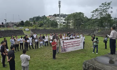 ‘വന്ദേമാതരം’ നിർബന്ധത്തിനെതിരെ നാഗാലൻഡ്; നിയമസഭക്ക് മുന്നിൽ ക്രിസ്തീയ ഗാനങ്ങൾ പാടി പ്രതിഷേധിച്ച് വിദ്യാർഥി സംഘടന