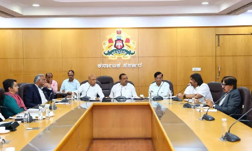 വിദ്യാര്ഥി പ്രശ്നം; മന്ത്രിസഭാ ഉപസമിതിയുടെ ആദ്യ യോഗം നടന്നു വിദ്യാര്ഥി പ്രശ്നം; മന്ത്രിസഭാ ഉപസമിതിയുടെ ആദ്യ യോഗം നടന്നു